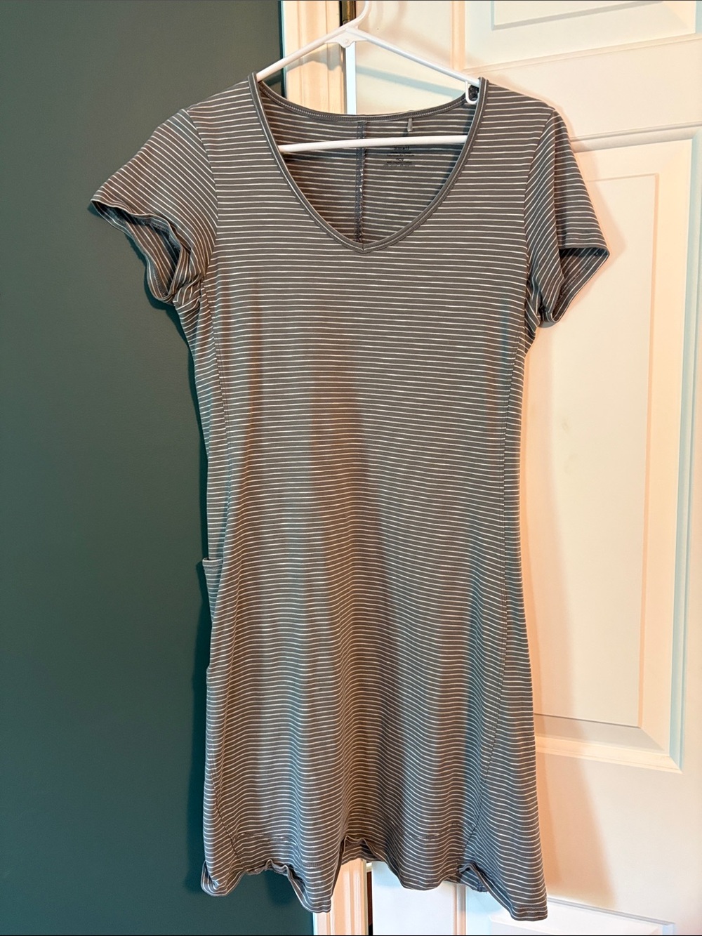 Toad&Co Gray and White Striped V-Neck Tee